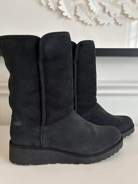 UGGS - Black wedge suede boots